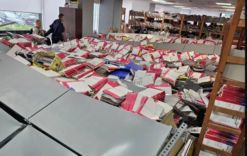 O grefieră de la Tribunalul București a fost grav rănită după ce au căzut peste ea rafturi de arhivă. Reacția sindicatului