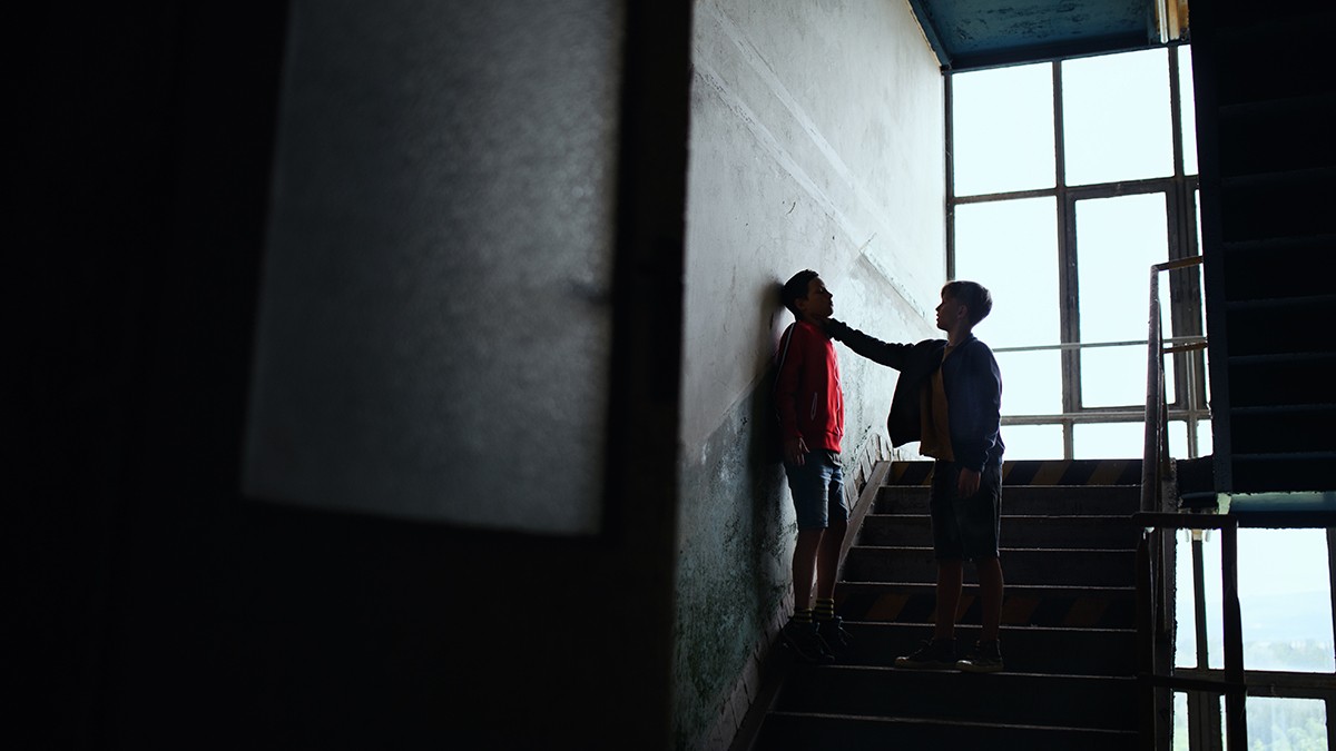 Adolescent atacat de un bătăuș într-o clădire abandonată, violență între bande și concept de intimidare