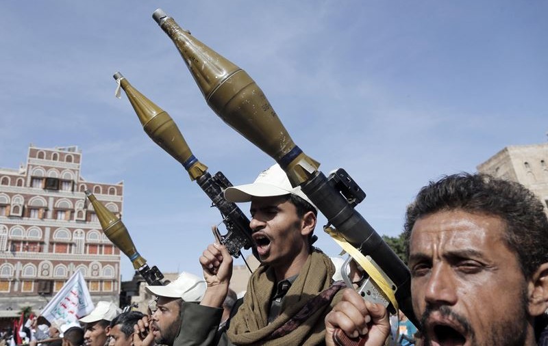 Un petrolier chinez a fost lovit în Marea Roșie de o rachetă lansată de rebelii houthi