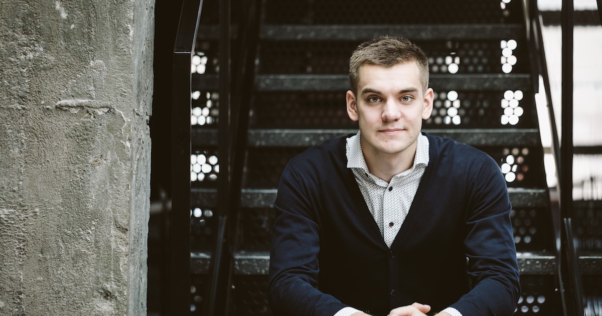 Interviu cu Markus Vilig, fondatorul Bolt. Markus, așezat pe scări