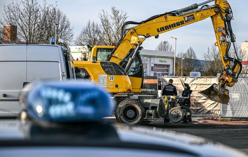 Un bărbat din Tismana și-a convins prietenul să fure un excavator folosit la rețeaua de canalizare și să meargă cu el 200 de kilometri