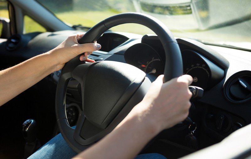 O adolescentă din Suceava, condamnată să stea acasă în weekend, după ce a fost prinsă la volan fără permis