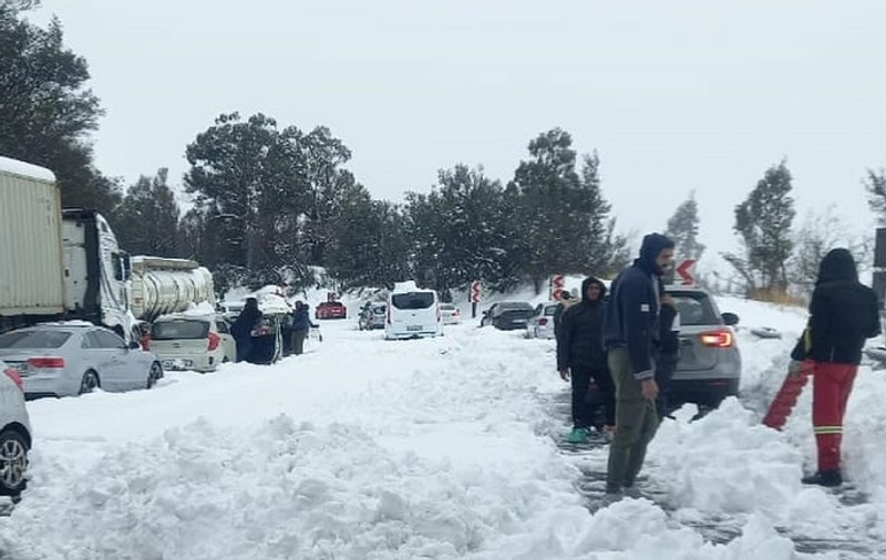 Zăpada a atins doi metri în Africa de Sud. Prezența ninsorii, un fenomen rar, a produs agitație în țară, iar o femeie a murit | VIDEO