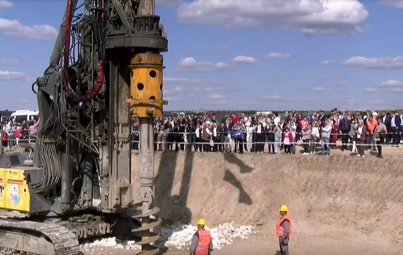 Sărbătoare pe malul Prutului, la inaugurarea lucrărilor primului pod la nivel de autostradă construit între România și Republica Moldova