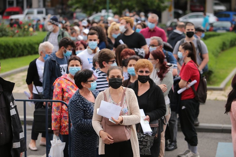 Unii oameni spun că au așteptat câteva ore să intre să se vaccineze