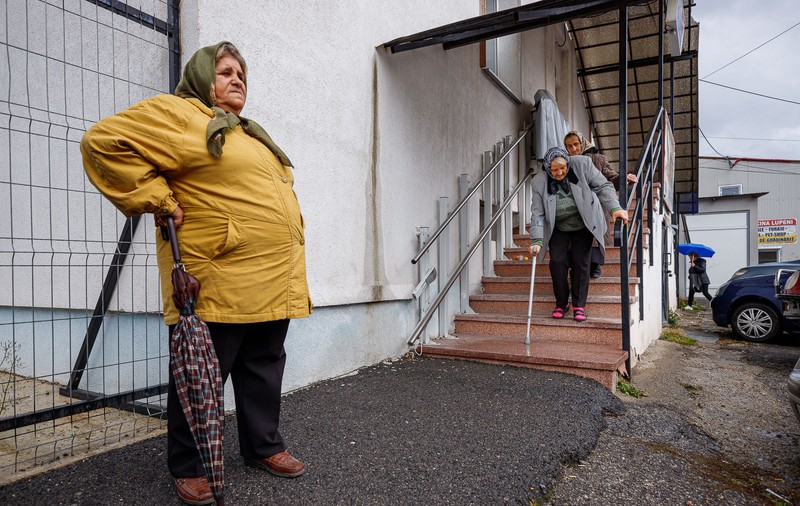 Oamenii din Lupeni au votat în cârje, supărați, fără speranță că le va fi mai bine. “Ăștia-s politicieni? Toți vor să ajungă la putere ca să își bată joc de fiecare!”