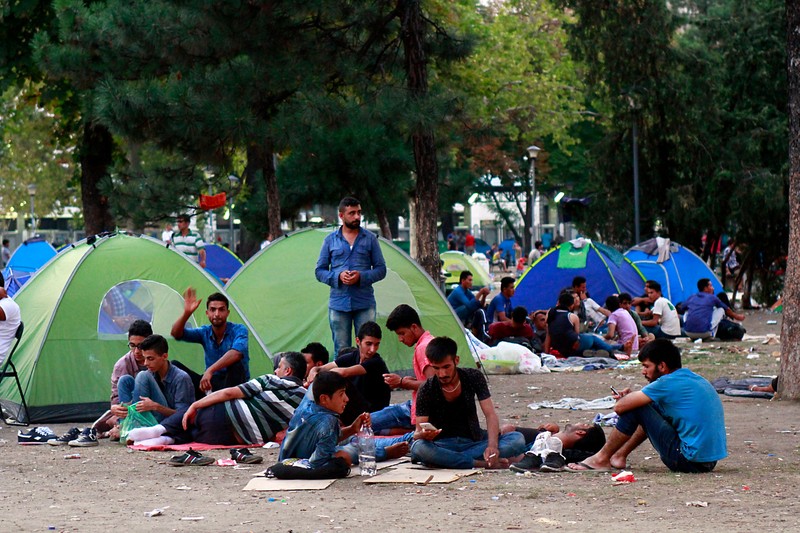 Imigranți din Siria, Afganistan și Irak, în parcul de lângă autogara din Belgrad, Serbia, așteptând să plece cu autobuzul în Ungaria pentru a-și continua drumul către Germania, în august 2015 | Foto: Gabriel Petrescu / Inquam Photos