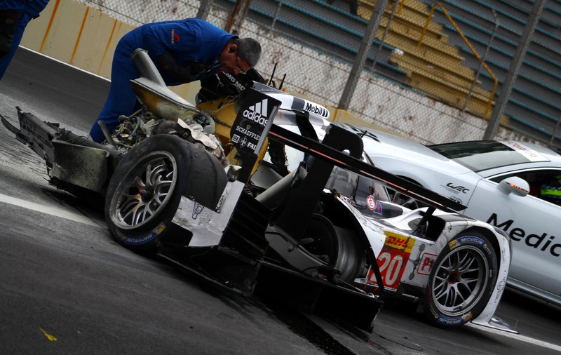 F1: Mark Webber, de la Porsche, a scăpat nevătămat dintr-un accident TERIBIL: noroc ”porschesc”!