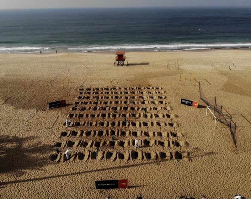 100 de morminte, săpate pe plaja Copacabana. Motivul pentru care au făcut asta voluntarii din Rio de Janeiro
