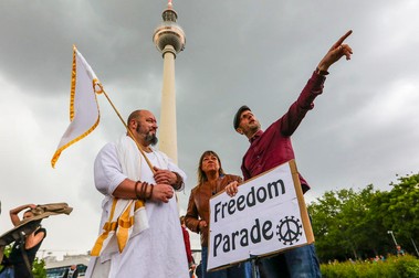 “Parada libertății”, mesajul afișat de un manifestant din Berlin