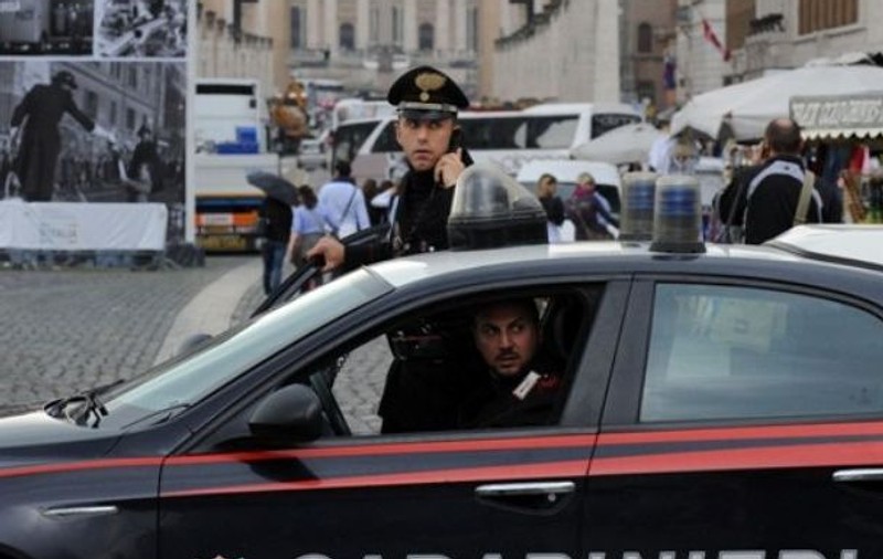 Un român de 17 ani a violat o italiancă de 18 ani şi a filmat-o cu telefonul mobil