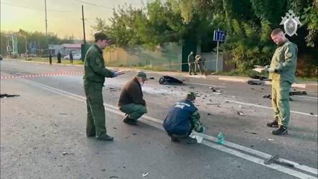 În seara zilei de 20 august, o mașină Toyota Land Cruiser a explodat când mașina se deplasa cu viteză maximă pe o autostradă și apoi a ars. Șoferul, jurnalistul și politologul Daria Dughina, fiica filozofului Alexandr Dughin, a murit pe loc. Potrivit Comitetului de Investigație al Rusiei, un dispozitiv exploziv ar fi fost instalat în mașină. Foto: EPA