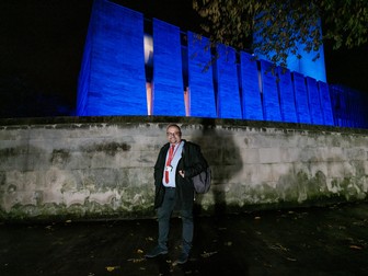 Consilierul Nicu Ion lângă primăria din Newcastle upon Tyne