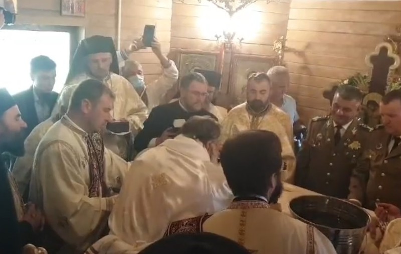 Înghesuială la ceremonia de sfinţire a bisericii din Cireşoaia. Arhiepiscopul Romanului și Bacăului a ignorat regulile anti-COVID