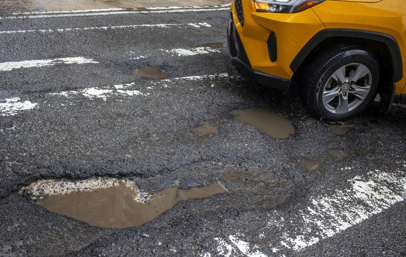 Un mecanic auto câștigă 2.200 de dolari în fiecare noapte, are între 15 și 20 de clienți, toți intrați cu mașina în aceeași groapă din New York
