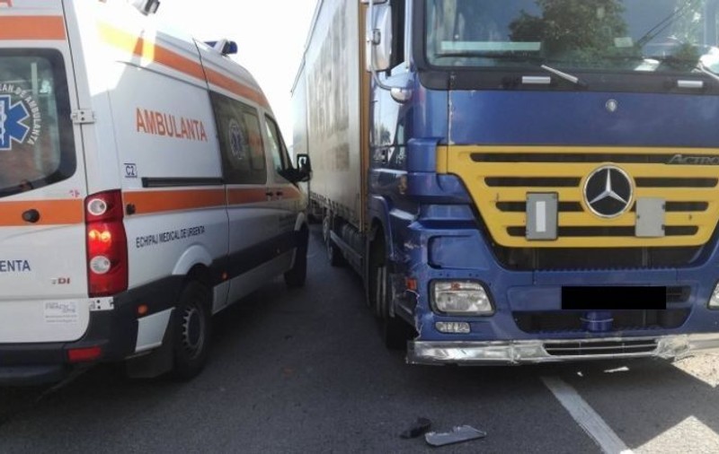 Pieton lovit de TIR într-un accident în Vâlcea. Bărbatul este în stare gravă