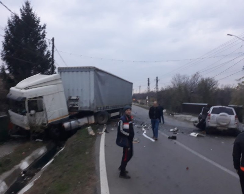 Ciocnire violentă între o mașină și un TIR încărcat cu ciment, în Prahova. Un șofer a murit
