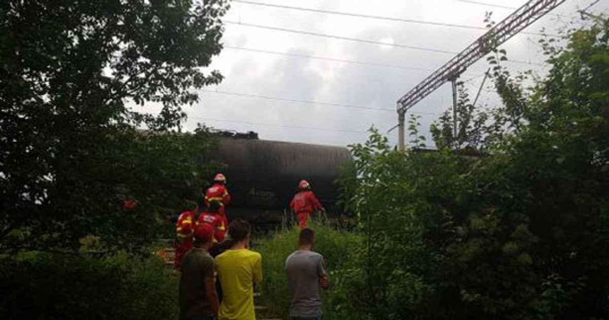 Un tânăr de 19 ani s-a electrocutat pe un vagon cisternă, în Brașov. Traficul feroviar și curentul au fost oprite
