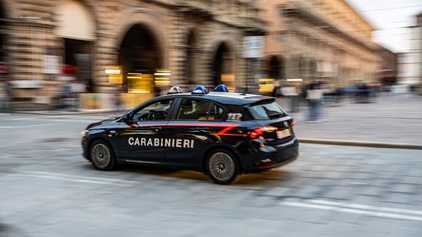 Un bărbat român în vârstă de 30 de ani a fost arestat miercuri, 30 septembrie, în Bologna, Italia, după ce a fost prins în flagrant delict la scurt timp după ce a furat 2.000 de euro de la o femeie aflată la un bancomat