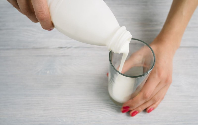 Urme ale virusului gripei aviare au fost depistate în laptele pasteurizat din SUA. Ce spun autoritățile
