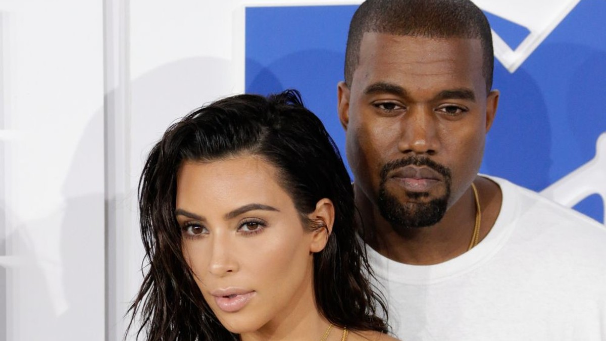 Kim Kardashian și Kanye West urmează să devină părinți. Mama surogat al bebelușului lor a intrat în travaliu