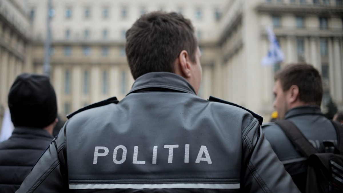 VIDEO Un bărbat mort de doi ani, sancționat de polițiști pentru că a ieșit pe stradă după ora 23.00