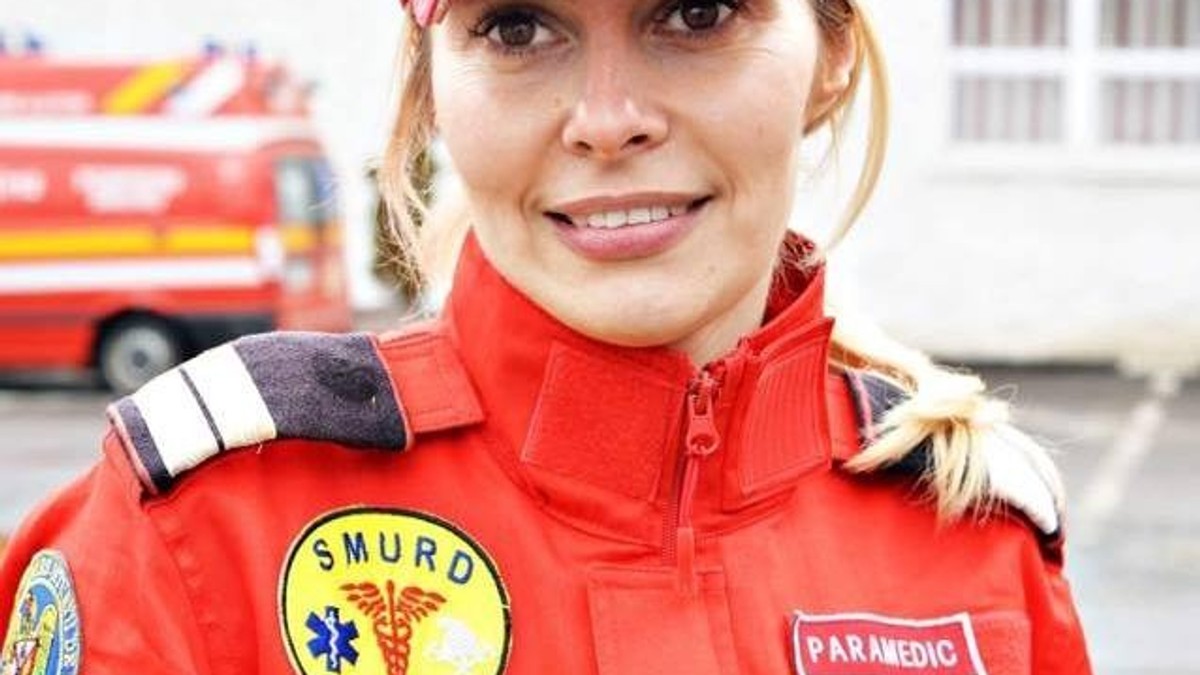 O angajată a ISU Braşov a salvat viața bătrânului înjunghiat pe stradă, la Brașov. Femeia era în timpul liber și locuia în zonă