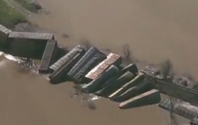Tren deraiat în California. 22 de vagoane au ajuns într-un râu | VIDEO