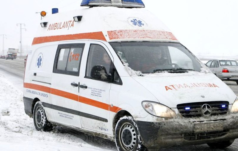 Aproape 50 de oameni au chemat Ambulanța după ce au alunecat pe gheață