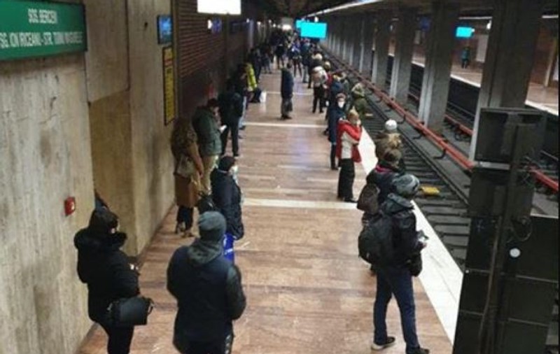 Imagine de la metrou: oamenii încearcă să păstreze distanța pe peron, însă nu reușesc din cauza timpului de așteptare. Cât de rar circulă metrourile acum