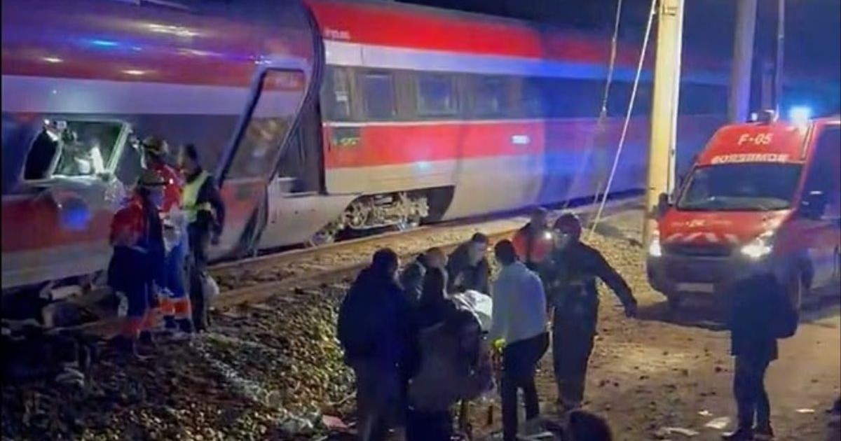 Un tren care are un vagon căzut de pe șine, mai mulți medici sunt la fața locului și cară răniți, în urma unui accident feroviar din Spania, în apropiere de Adamuz, 18 ianuarie 2026