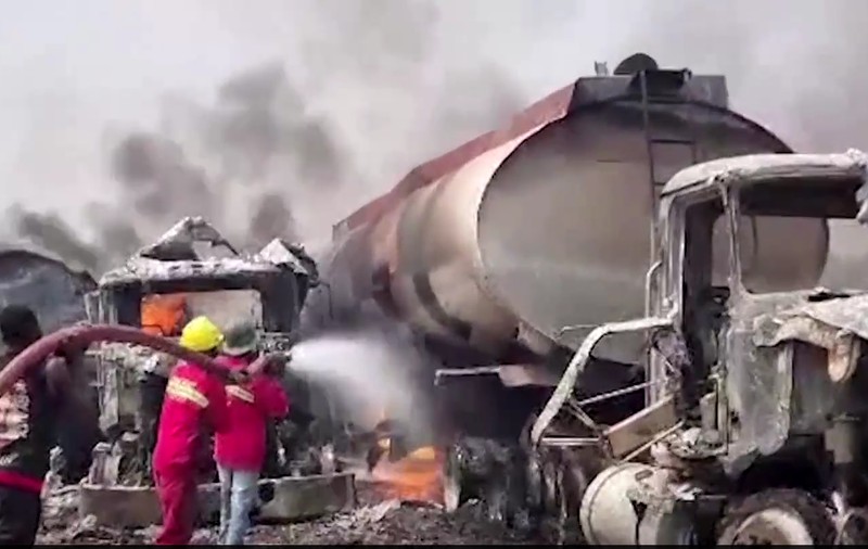 70 de oameni au murit când adunau benzină dintr-o cisternă care s-a răsturnat și a explodat, pe o șosea din Nigeria