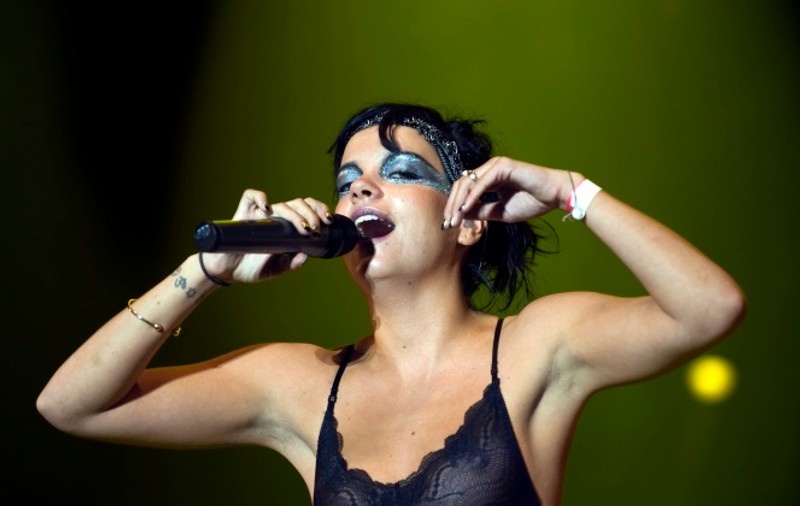 Lily Allen a izbucnit în plâns în mijlocul concertului