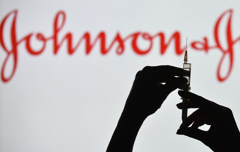 Oficialii americani anunță că, pentru moment, nu s-a stabilit o legătură între cheagurile de sânge şi vaccinul Johnson&Johnson