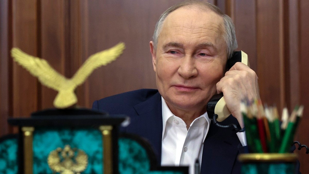 Vladimir Putin vorbind la telefon din biroul prezidențial