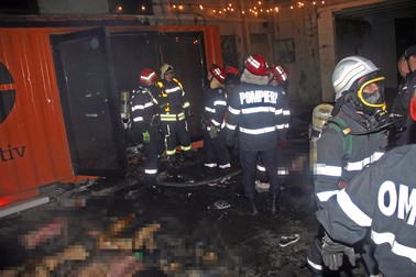 Pompierii intervin la incendiul din clubul Colectiv