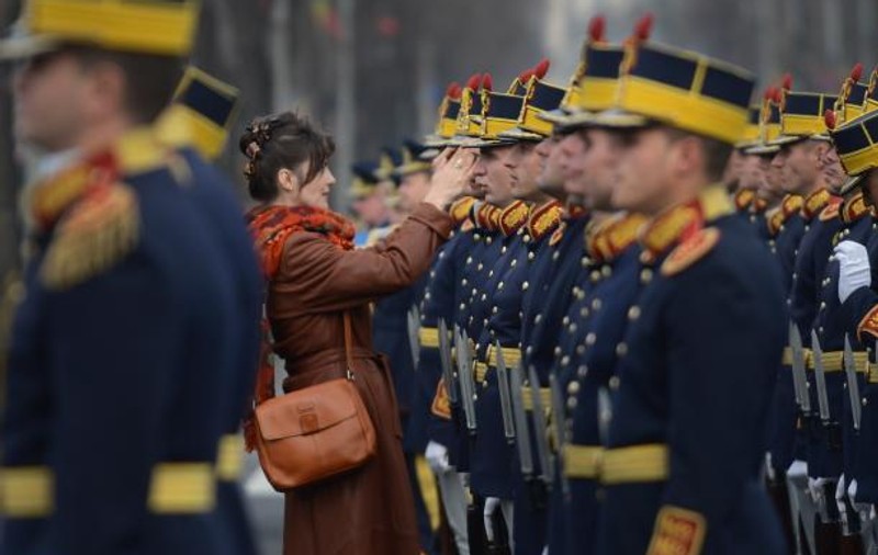 ZIUA NAŢIONALĂ A ROMÂNIEI. Imagini de la parada militară din Piaţa Constituţiei | FOTO EXCLUSIV