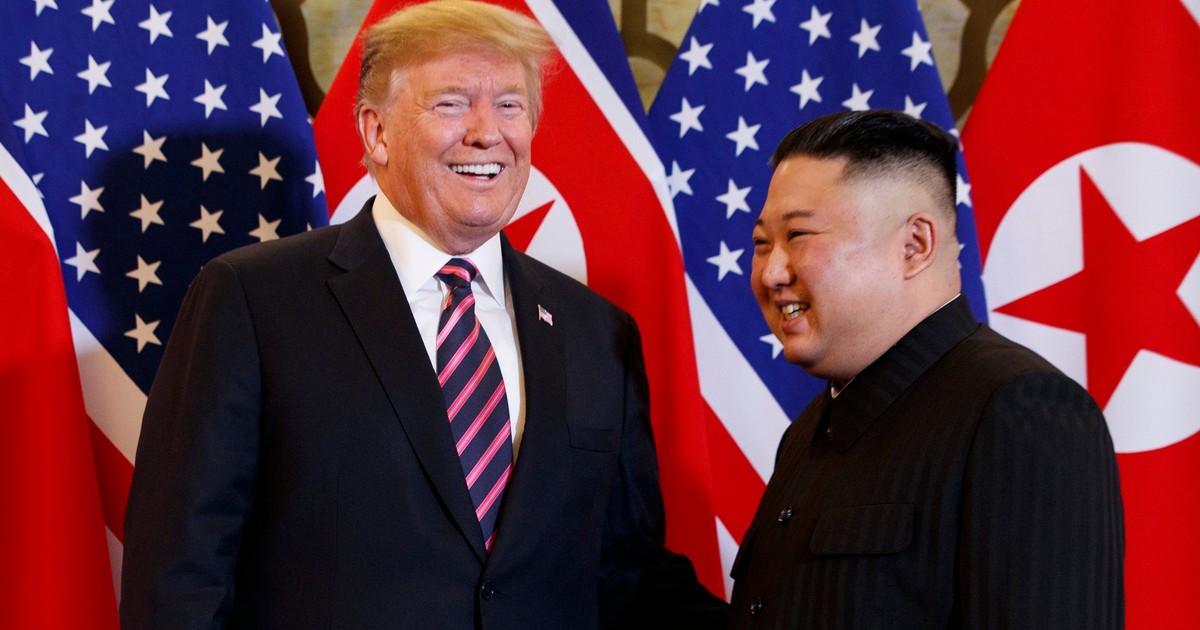Donald Trump (stânga) și Kim Jong-un în marja summitului de la Hanoi Foto: Profimedia