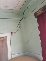 Așa arată pereții unei case din Vermeș