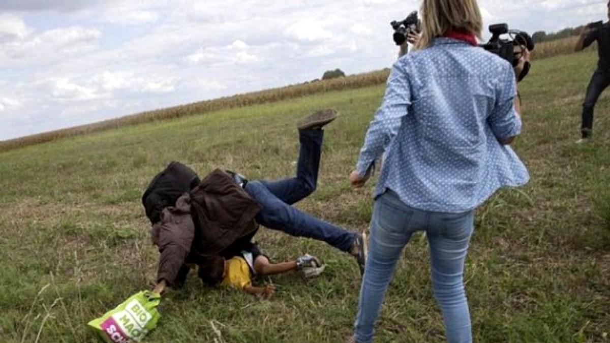 Jurnalista maghiară care i-a pus piedică unui imigrant cu un copil în brațe a fost găsită nevinovată