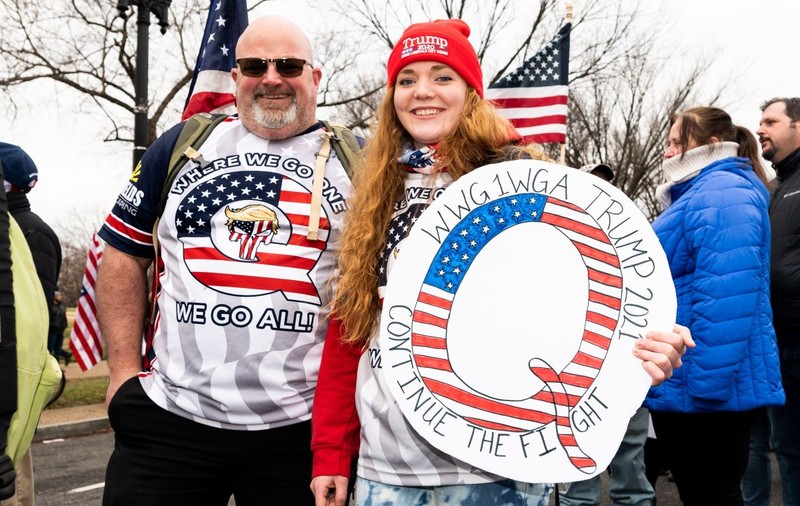 Fanii lui Trump, adepți ai mișcării conspiraționiste QAnon, buimăciți de învestirea lui Joe Biden: „Am fost fraieriți”