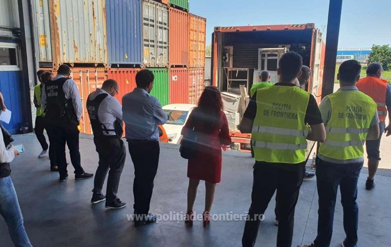 Container ilegal cu deșeuri, în Portul Constanța. Electrocasnice uzate, trecute în acte ca mobilier și jucării