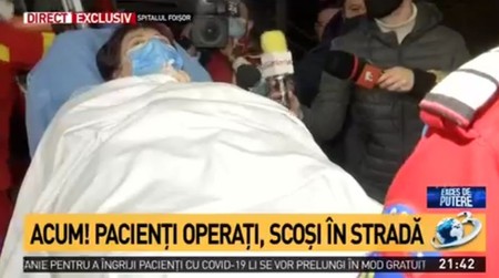 O altă pacientă, operată recent, a fost scoasă pe targă din spital și transferată la o altă unitate medicală | Captură Antena 3