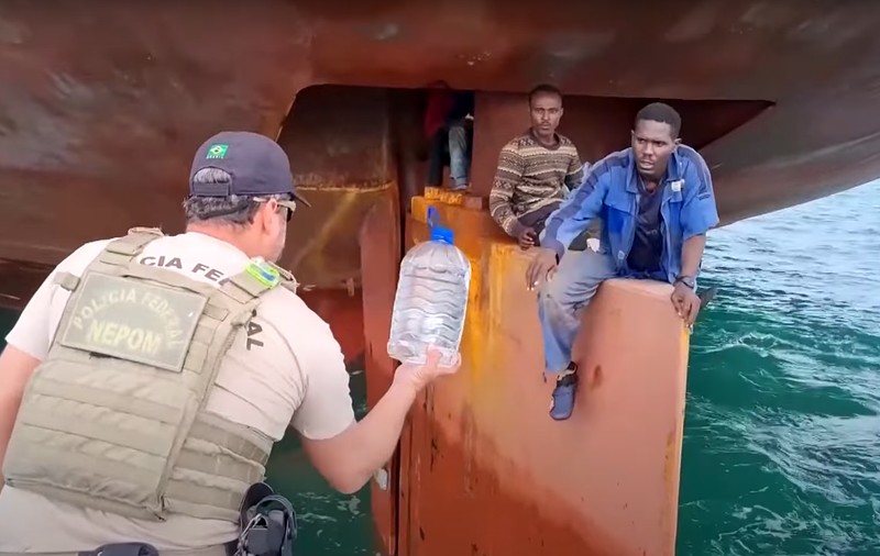 Patru nigerieni care călătoreau clandestin au supraviețuit 14 zile în Atlantic ascunși pe cârma unei nave. VIDEO