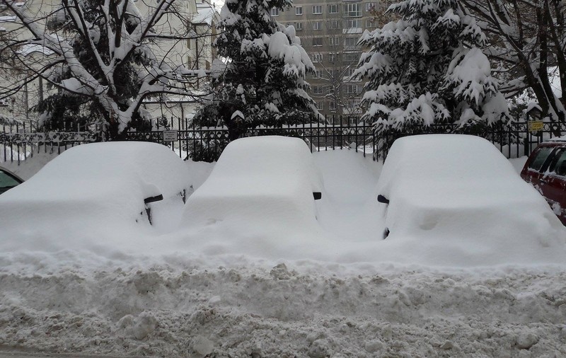 Aglomerație, haos, frig și nervi întinși la maximum! Bucureștiul a fost învins de a doua ninsoare!