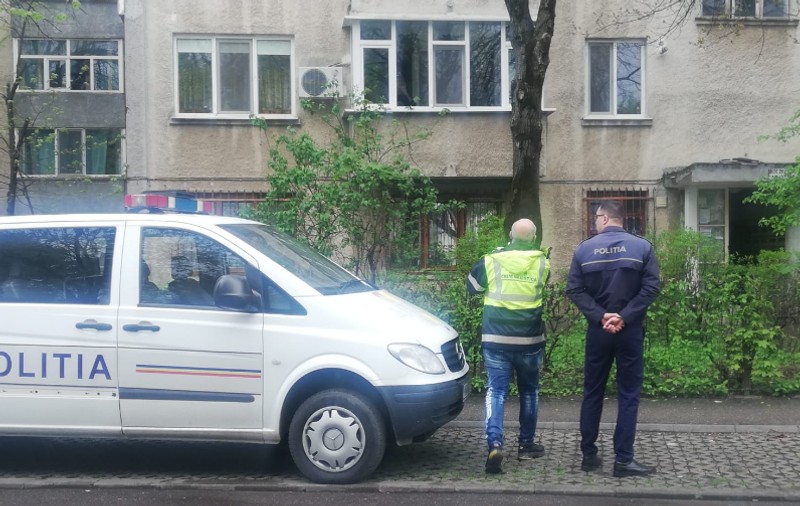 Un băiețel de 2 ani a murit, după ce a căzut de la etajul al patrulea al unui bloc, în Ploiești