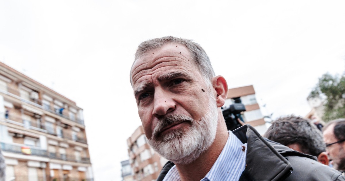 Regele Felipe al Spaniei a fost stropit cu noroi în timpul vizitei sale în Paiporta.