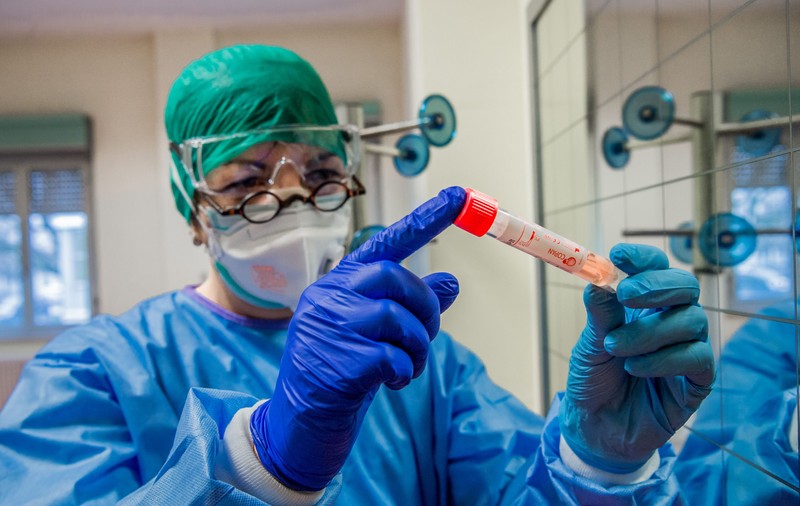 Mesajul încurajator al unor epidemiologi în fața noului coronavirus: „Nu este sfârșitul lumii. Nu vom rămâne fără mâncare, societatea nu se va prăbuși”