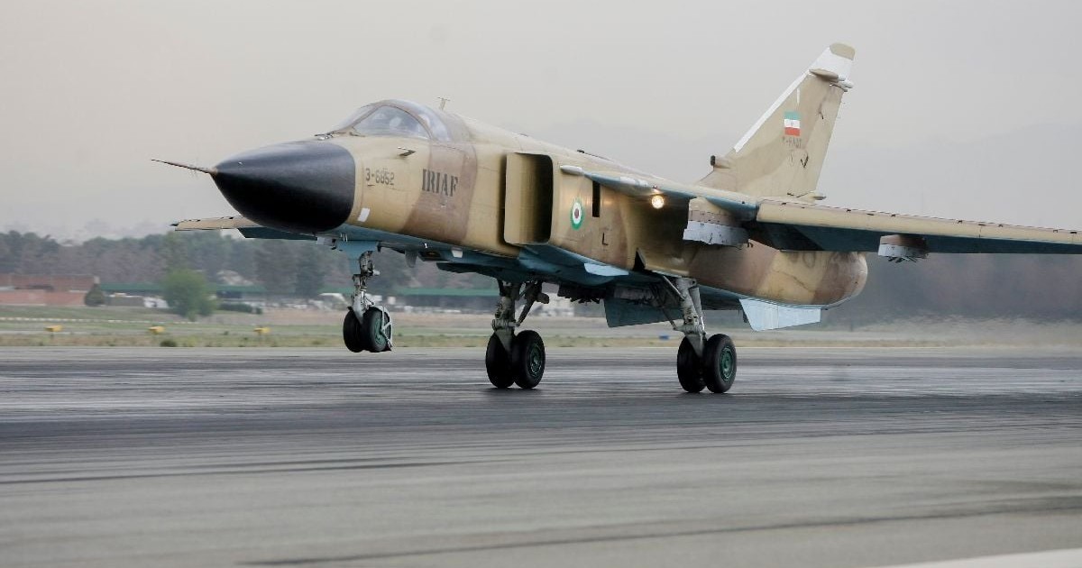 Un avion Sukhoi Su-24M Fencer D aterizează pe pistă în timpul unui exercițiu militar al Forțelor Aeriene ale Republicii Islamice Iran la Baza Aeriană Tactică Shahid Lashkari (TAB-1) din Teheran, Iran, pe 16 aprilie 2009