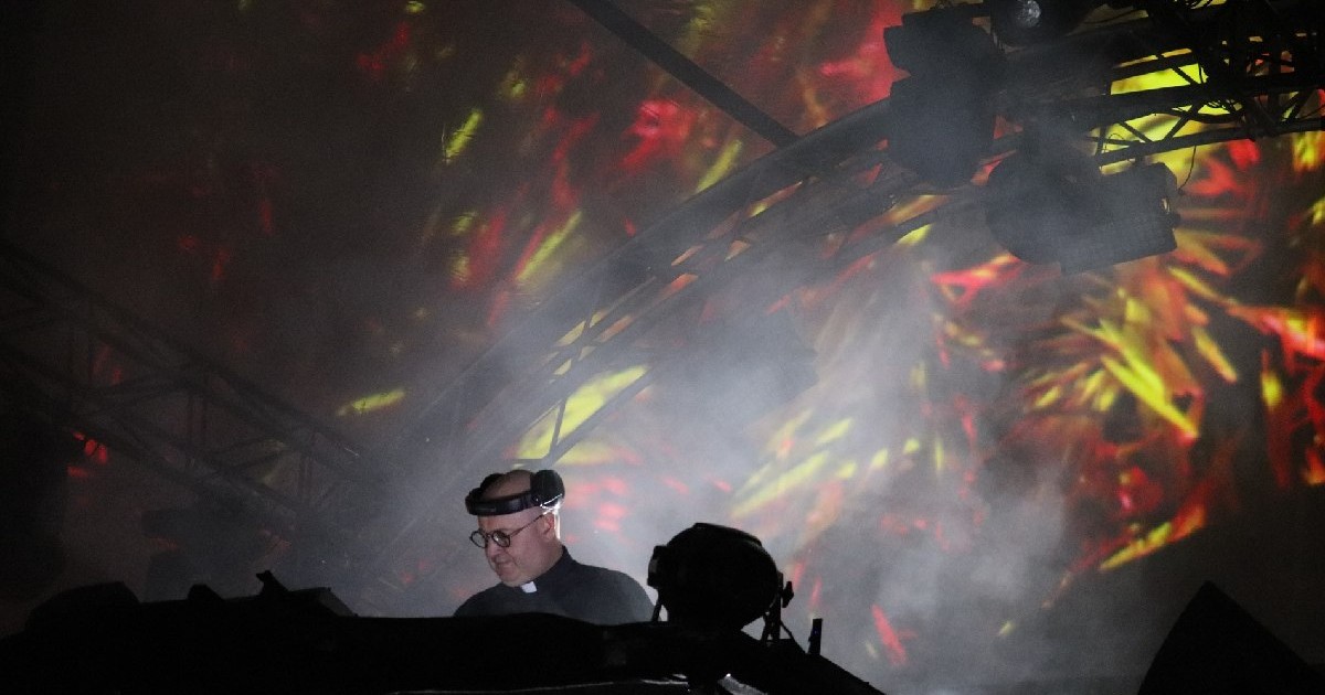 Un preot DJ mixează pe o scenă din Cluj - 3 iulie 2025